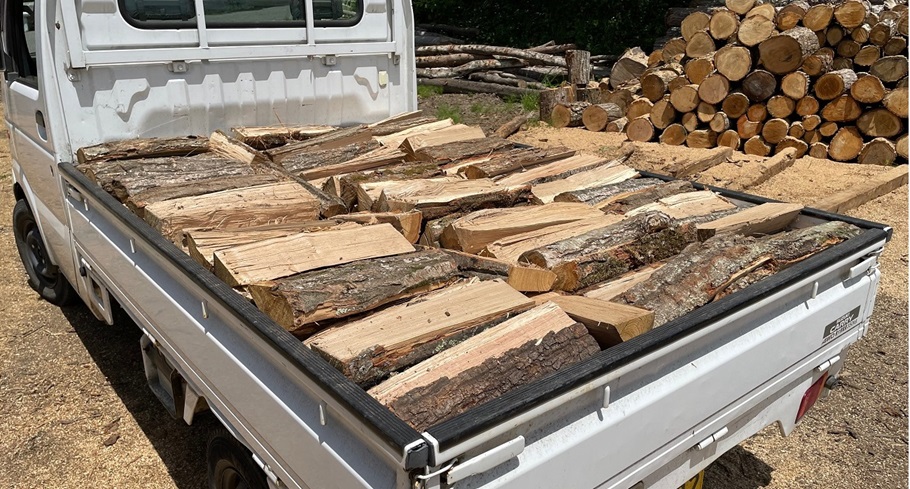 薪　軽トラ平積　28.000円 七二会森林クラブ